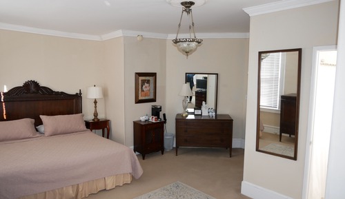 Signature Studio Suite, 1 King Bed, Refrigerator & Microwave