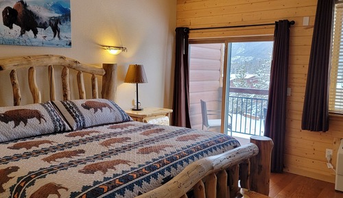 Deluxe Room, 1 King Bed, Balcony, Mountain View