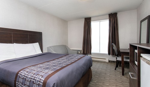 Standard Room, 1 Queen Bed (Non-wheelchair Accessible)