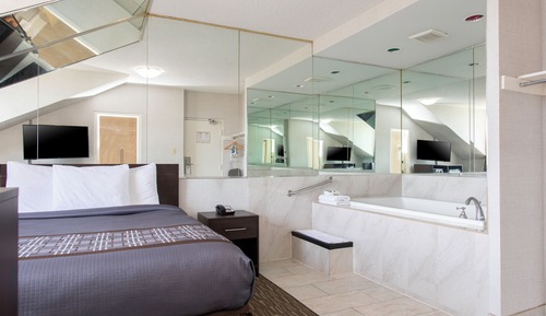 Single-Floor 1 Queen Bed Suite, Heart-Shaped Jetted Tub (Non-wheelchair Accessible)