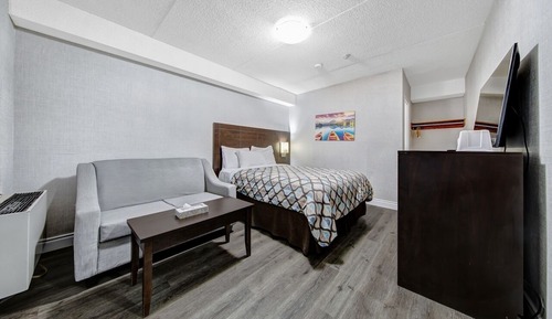 Standard Room, 1 Queen Bed (Non-wheelchair Accessible)