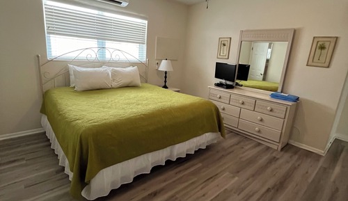 Large 1 Bedroom, Kitchen, Patio