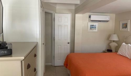 Large 2 Bedrooms, 2 Bath, Kitchen