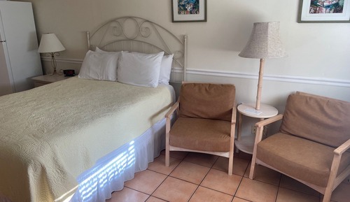 Efficiency with 1 Queen, Refrigerator and Microwave