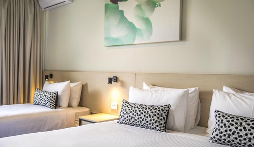 Studio Queen & Single