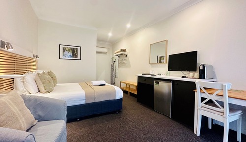 Courtyard Queen Room 