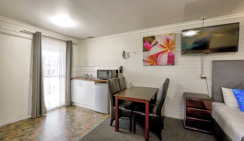 Family Suite (Queen and 2 Singles)