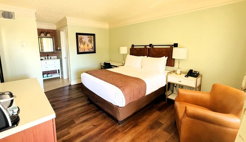 Standard Room, 1 Queen Bed, Non Smoking, Courtyard View