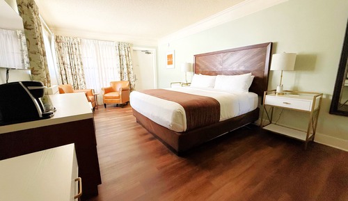 Standard Room, 1 King Bed, Non Smoking, Corner