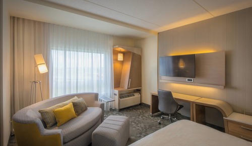Room, 1 King Bed, Hearing Accessible (Roll-in Shower)