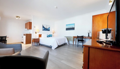 Comfort Room, 1 Queen Bed, Kitchen, Ground Floor