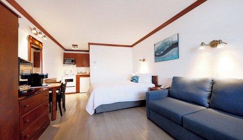 Deluxe Room with Kitchenette, 1 Queen Bed with Sofabed