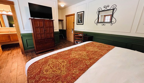 Standard Room, 1 King Bed, Non Smoking, Pool View (04)