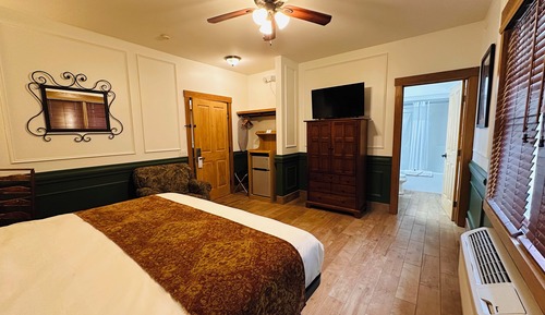 Standard Room, 1 King Bed, Non Smoking, Pool View (02)