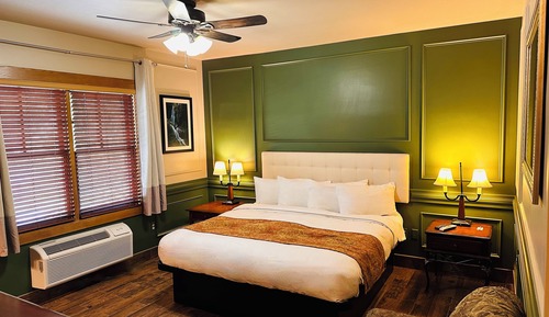Standard Room, 1 King Bed, Non Smoking, Pool View (06)