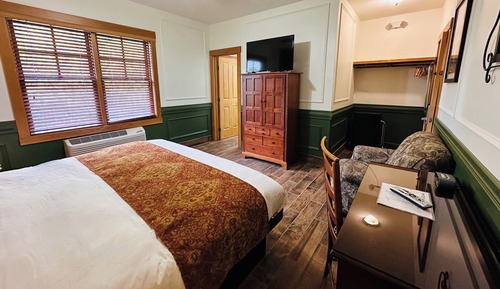 Standard Room, 1 King Bed, Non Smoking, Pool View (08)
