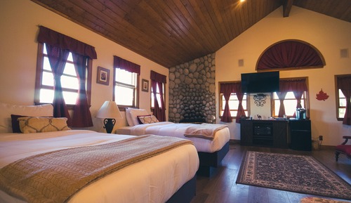 Grand Studio Suite, Multiple Beds, Mountain View
