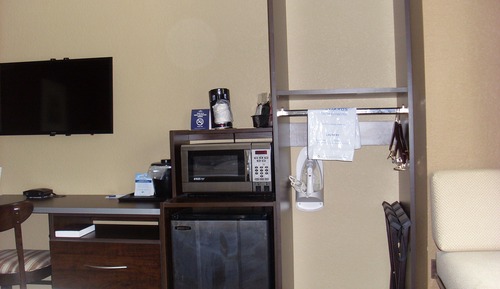 Basic Room, 1 Queen Bed, Accessible, Non Smoking (Mobility, Roll-In Shower)