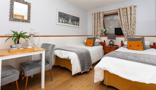 Twin Room, Ensuite (Breakfast Included)