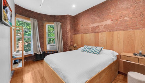 Exclusive Double Room, 1 Queen Bed, Shared Bathroom