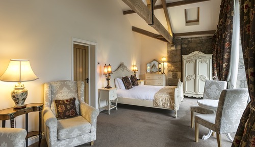 Comfort Cottage, 1 King Bed (Two minutes walk from the main Hall)