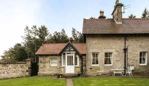 Classic Cottage, 1 King Bed (Two minutes walk from the main Hall)