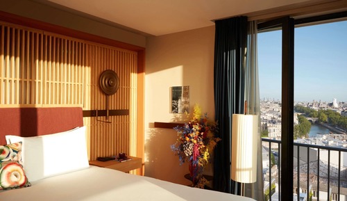 STUDIO BALCONY, 1 King, Corner Junior Suite with balcony, River Seine and Paris view