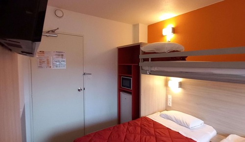 Standard Room, 3 Twin Beds, Shared Bathroom