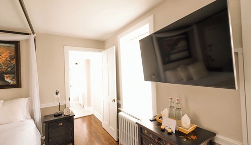 Colonial Room 4