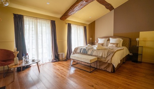 Signature Room, 1 King Bed, Garden View