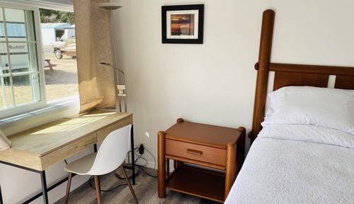 C7 Hotel Room, 1 Queen Bed, No Pets, Access to River and Fishing Dock, Free Wi-Fi