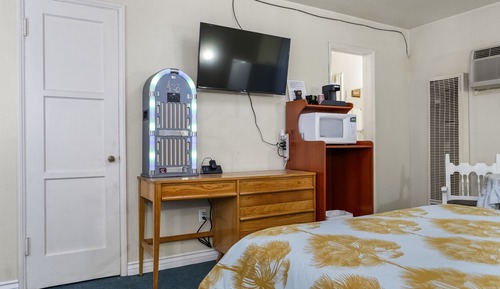 The Marylin Monroe: 1 Queen Bed, 1 Sofa Bed, Non-Smoking, CORP RATE