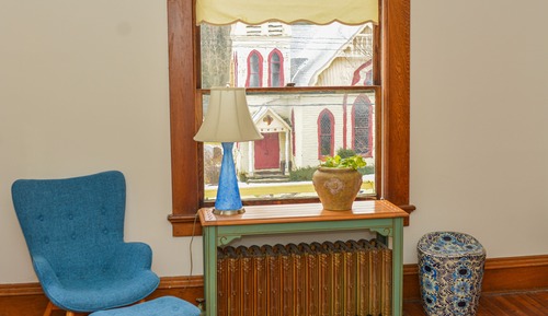 Standard Room, 1 Queen Bed, Non Smoking, Mountain View (The Matisse Room)