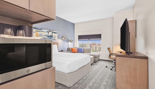 Room, 1 King Bed (Den)