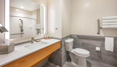 Room, 2 Queen Beds, Accessible, Non Smoking (Roll-in Shower)