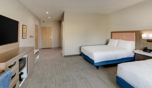Room, 2 Queen Beds, Accessible, Bathtub