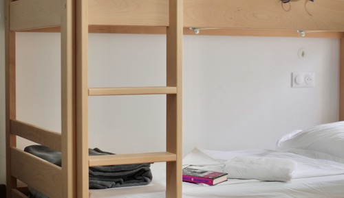 Single bed in 8-Bed Mixed Dormitory Room with air conditioning