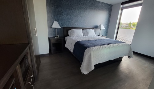 Executive Suite River and Street View