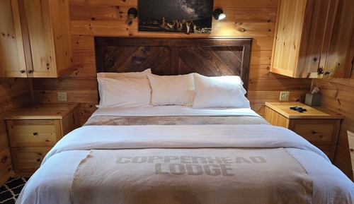 Cabin 2, Deluxe King Bedroom, Hot Tub
