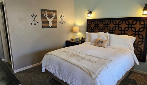 105 Queen Bed, Non Smoking, Walk-in Shower