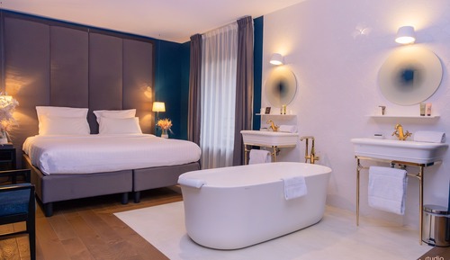 Room (Chambre Ecaille)