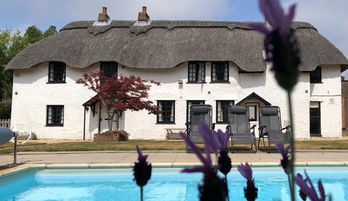 Luxury Cottage, Private Bathroom, Pool View (April Cottage)