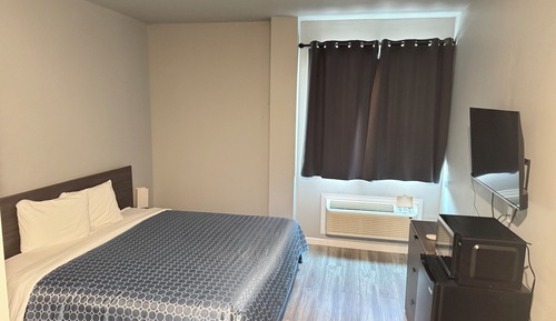 Basic Single Room, 1 King Bed, Non Smoking