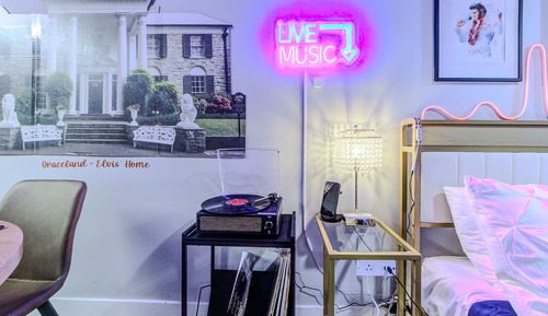 Signature Studio Suite, 1 King Bed with Sofa bed, Non Smoking, Courtyard View