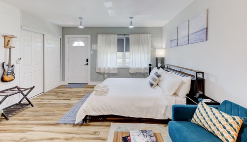 Executive Studio Suite, 1 King Bed with Sofa bed, Non Smoking, Courtyard View