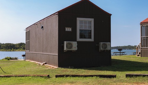 Modern cabin Lake Texoma, Kitchenette, Screened Patio, Beach View - No Pets