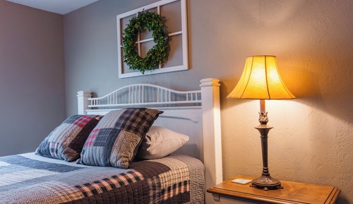 Comfy Lakefront Cottage - No Pets