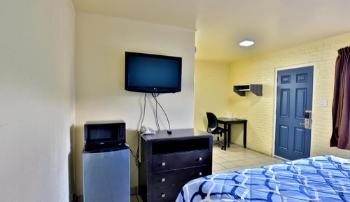 Room, 1 King Bed, Smoking