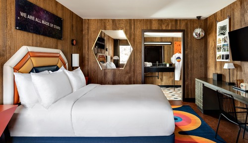 Medium 1st Floor 1 Queen Bed