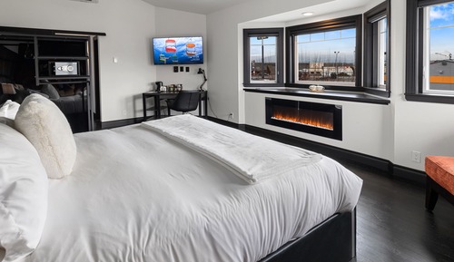 Deluxe Room (Pet friendly by request)